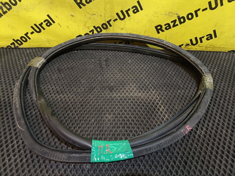 Уплотнитель двери передней правой